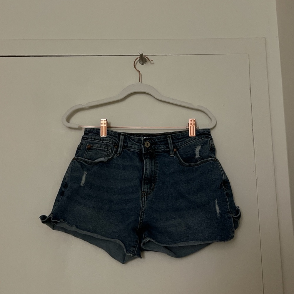✨ BUY 1 GET 1 FREE CLOTHING SALE ✨ Levi’s Jean Shorts